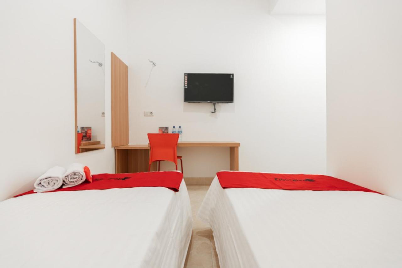 RedDoorz @ Graha Cemerlang Maros Makassar Exterior foto
